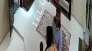 كويتية ساخنة مع اتنين عمال تخليهم يلحسو كسها