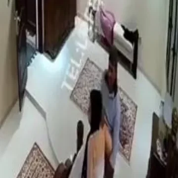 كويتية ساخنة مع اتنين عمال تخليهم يلحسو كسها