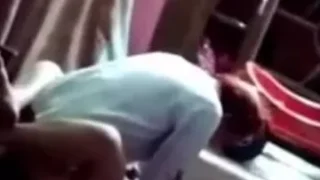 تصوير مخفي لراجل عجوز ينيك بنت صغيرة علي السرير