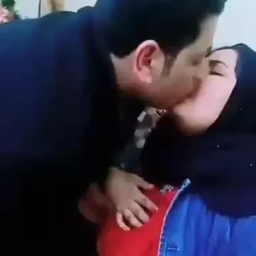 طالبة محجبة حلوة قمر مع زميلها نازل بوس ومص في بزازها الملبن