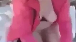 بنوتة اند ايدج صديقها واخدها منطقة مهجورة ويخلعها عارية يصورها