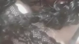 موزة حلوة شعرها كيرلي تعلب في كسها الابيض الحلو