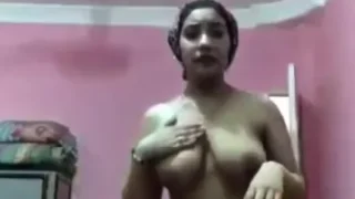 موزة محجبة سكسي تعرض جسمها الجامد لايف