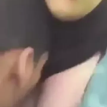 كتوكتة سورية محجبة صغيرة صحبها يبوسها ويمص بزازها