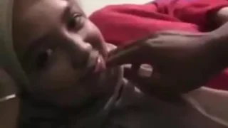 فتاة ليبية محجبة حبيبها يهزر معها وهي تمص زبه