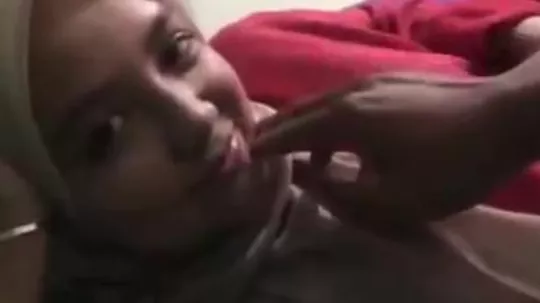 فتاة ليبية محجبة حبيبها يهزر معها وهي تمص زبه