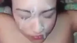 يقذف وينزل لبنه علي وشها وشعرها