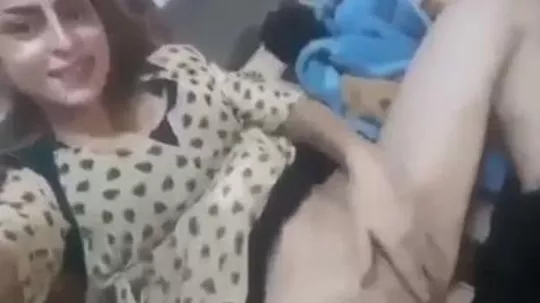 بنوتة مولعة كس سكسي تفرك فية وتقول اهات