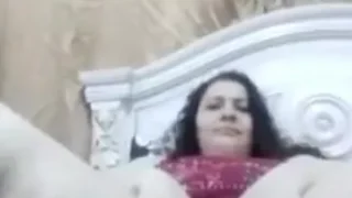 ميلف تونسية كبيرة تفشخ كسها ومحتاجة زبر كبير