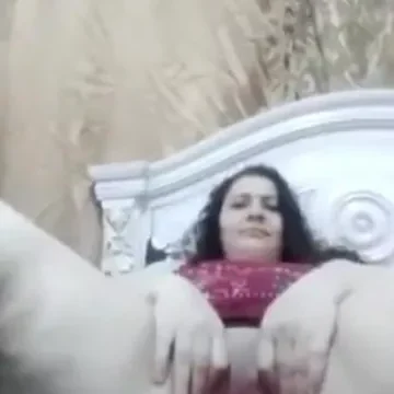 ميلف تونسية كبيرة تفشخ كسها ومحتاجة زبر كبير