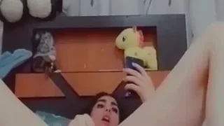 فتاة اردنية مراهقة تتفرج علي فيلم سكس وتفرك في كسها