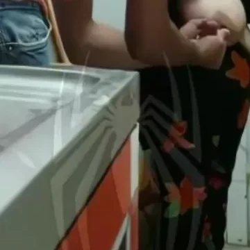 ممرض عراقي منحرف يصور واحدة وهي بتاخذ الحقنة