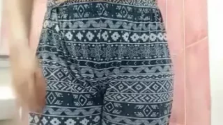 بنوتة مراهقة تتبعص نفسها من الخلف والأمام