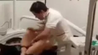 دكتور اسنان يلحس كس المريضة وينيكها