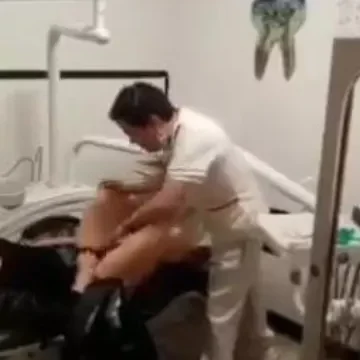 دكتور اسنان يلحس كس المريضة وينيكها