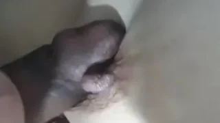 عراقي يحك زبه الاسود في بزاز القحبة البيضة