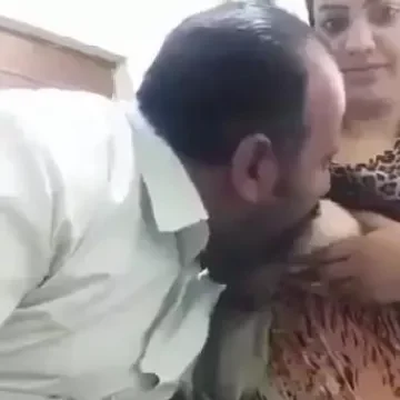 مدام تونسية تعري صدرها والراجل يمص ويرضع منها