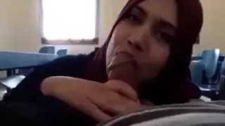 معلمة محجبة تمص زبر طالب داخل المدرسة