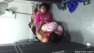 بنت مراهقة تتناك من ابن عمها في منزل العائله