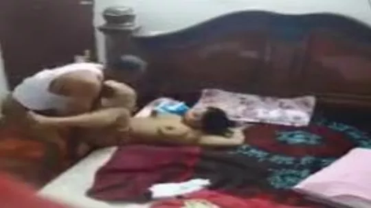 تصوير مخفي لزوجة تتناك من عشيقها في غرفة نومها