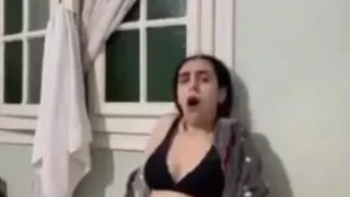 فتاة مراهقة مولعة تضرب سبعة ونص علي السرير