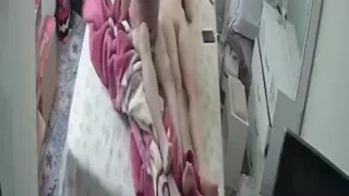 العم الكبير ينيك فتاة صغيرة وهي نايمة