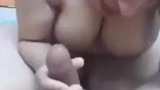 قحبة من العراق جسم نظيف عارية مع عشيقها ترضع قضيبه