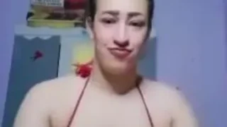 جديد حصري البنت تكلم شاب علي النت وتقوم تقلع وتفرجه جسمها