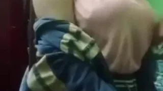 بنوتة صعيدية بتغير ملابسها وتعرض جسمها النار