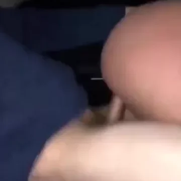 سعودية فاجرة تمص وترضع قضيب السواق وتتناك جامد منه