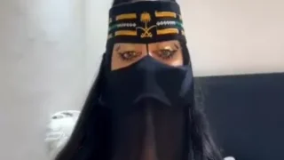 خليجية جمل بزاز كبيرة حلوة تتفرج علي افلام سكس