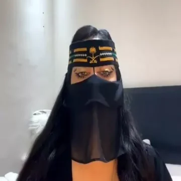 خليجية جمل بزاز كبيرة حلوة تتفرج علي افلام سكس