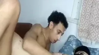 واد صايع مع صحبته الحلوة في لايف جنسي فاجر