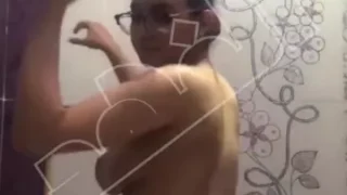 طالبة مصرية مراهقة في الحمام ترقص وتفرك كسها المشعر