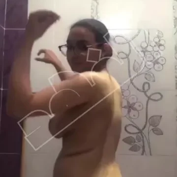 طالبة مصرية مراهقة في الحمام ترقص وتفرك كسها المشعر