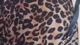 يلعب في طيز البنات اللي امامه بالميكروباص