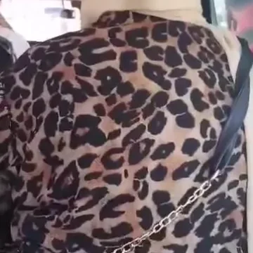 يلعب في طيز البنات اللي امامه بالميكروباص