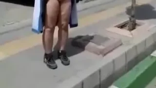 ست محجبة كبيرة واقفة عارية في الشارع