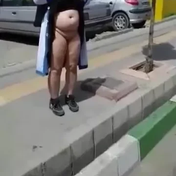 ست محجبة كبيرة واقفة عارية في الشارع