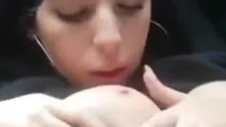 فتاة سعودية محجبة في السيارة تمص بزازها وقضيب عشيقها