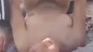 بنوتة جزائرية تتناك من مجموعة شباب مراهق في مكان عام