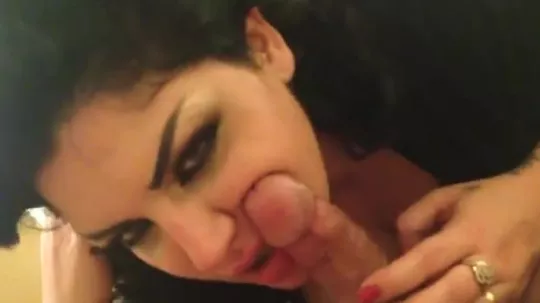 امارتية ملكة جمال تمص الزبر وتاكله اكل