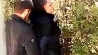 محجبة سورية تتناك في طيزها علي الواقف في منطقة عامة