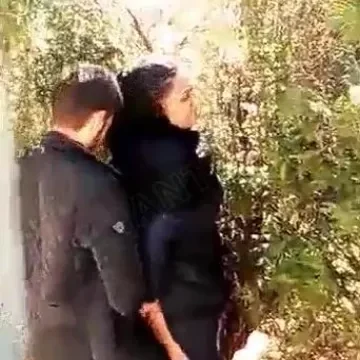 محجبة سورية تتناك في طيزها علي الواقف في منطقة عامة