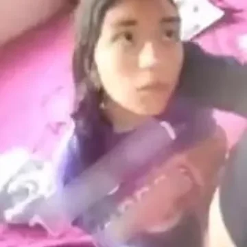 البنت تمص الزبر وتحطه بين بزازها