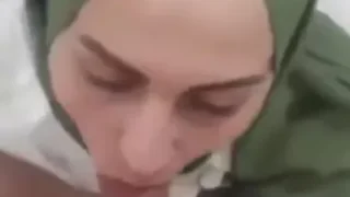 محجبة يمنية تمص زبر عشيقها الفحل في الحمام