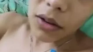 بنت لبوة تكلم الدكتور بتاعها وهي عارية