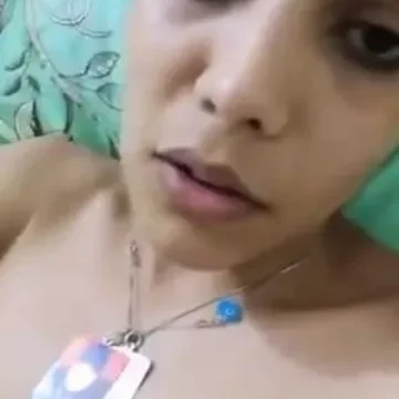 بنت لبوة تكلم الدكتور بتاعها وهي عارية