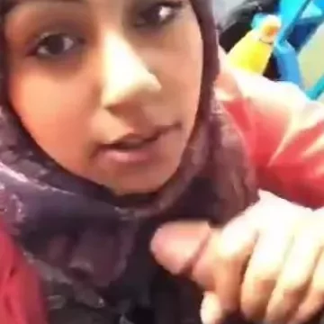 داخل استاد الكرة محجبة تمص و ترضع زبر صديقها