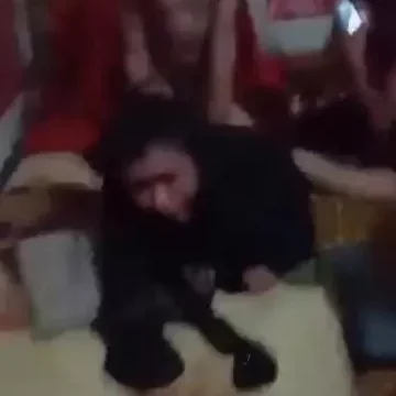 مجموعة شباب صغار ينيكو شرموطة كبيرة